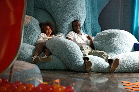 DEMAIN TOUT COMMENCE avec Omar Sy et Clémence Poésy - La Bande Annonce du film ! au Cinéma le 7 Décembre 2016 DEMAIN TOUT COMMENCE Diaporama des photos du Film
