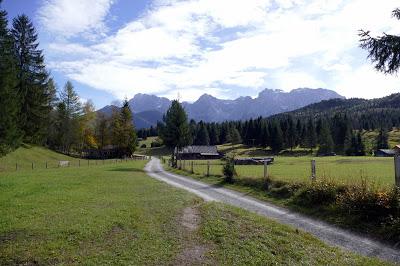 Belles promenades bavaroises: la chaussée romaine à Klais et le chemin vers Mittenwald par les Buckelwiesen (prairies à bosses)