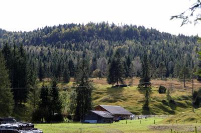 Belles promenades bavaroises: la chaussée romaine à Klais et le chemin vers Mittenwald par les Buckelwiesen (prairies à bosses)