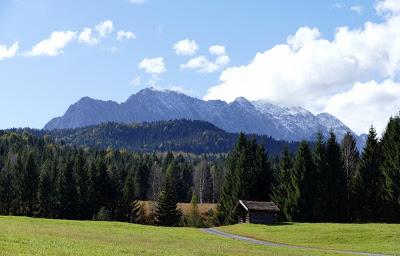 Belles promenades bavaroises: la chaussée romaine à Klais et le chemin vers Mittenwald par les Buckelwiesen (prairies à bosses)