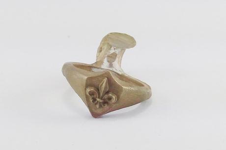 Creation d'une chevalière fleur de lys chevaliere fleur de lys or 18 carats