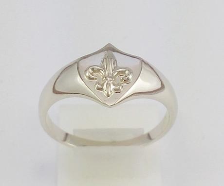 Creation d'une chevalière fleur de lys chevaliere fleur de lys or blanc