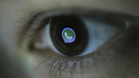 WhatsApp sur iPhone ajoute du texte et emojis sur vos photos et vidéos