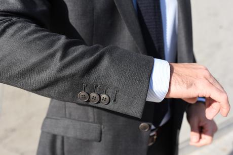 Détail du costume sur-mesure Faubourg Saint Sulpice : Veste à boutons corozo