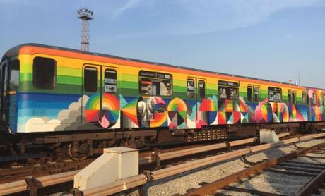 Okuda San Miguel : les wagons colorés par l’artiste avec un style prismatique