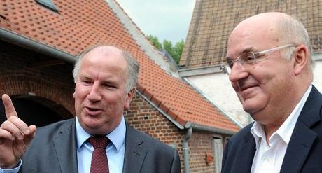 «Sans évasion fiscale, il n'y aurait plus de dette publique» Les parlementaires é ric et Alain Bocquet seront à Toulouse mercredi 26 octobre à 20 h 30 où ils présenteront leur livre «Sans domicile fisc» à la librairie de la Renaissance./ Photo reproduction DDM