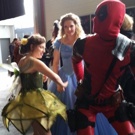 FACTS 2016, de retour à la Comic Con Belge Le même Deadpool montre son cul à Cendrillon (because Deadpool).