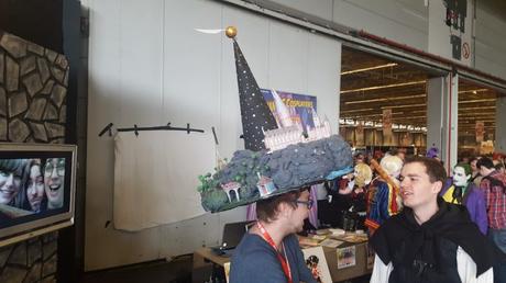 FACTS 2016, de retour à la Comic Con Belge Un mec avec un chapeau Poudlard.
