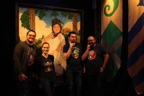FACTS 2016, de retour à la Comic Con Belge La fine équipe prend la pose devant le portrait de la grosse dame qui garde la salle commune de Griffondor (alors qu'on était deux Serpentards, un Poufsouffle et une Serdaigle).