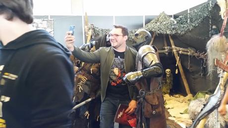 FACTS 2016, de retour à la Comic Con Belge Ici, Quentoche Frost fait un selfie avec des orcs du Mordor.
