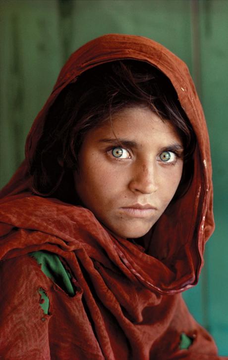 Sharbat Gulaa, la jeune femme afghane immortalisée par Steve McCurry, arrêtée au Pakistan