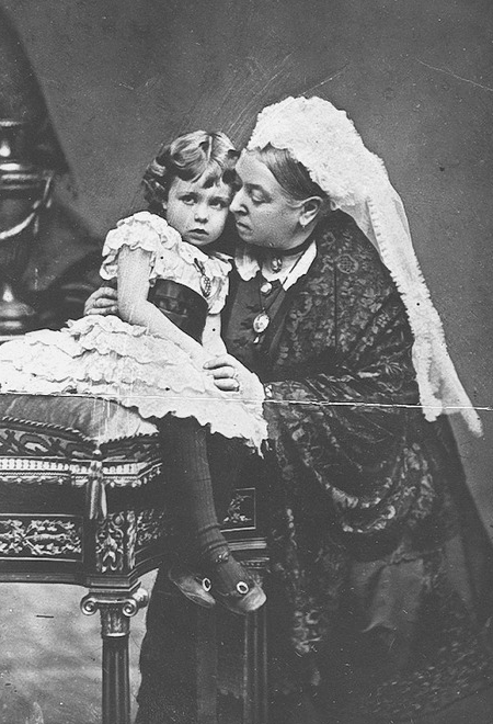 Victoria avec sa petite-filles Margaret de Connaught, fille du prince Arthur, en 1886