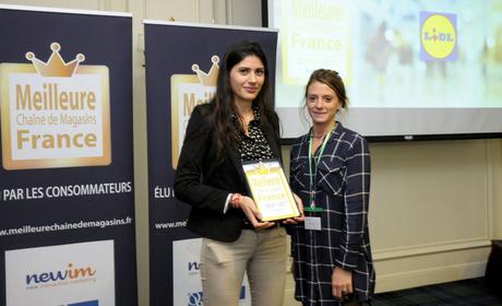 Alegria Ifergan, chargée de communication pour Lidl, reçoit le prix de la meilleure chaîne de magasins 2016-2017.