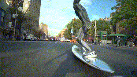 Sur sa planche, le Surfeur d’Argent glisse dans les rues de New York