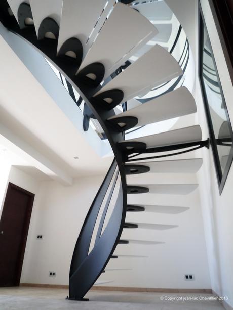 escalier design suspendu