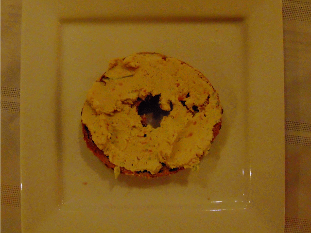 Bagel avec fromage à la crème végétal et faumon fumé Bagel avec fromage à la crème végétal et faumon fumé
