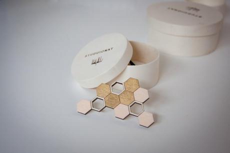 Et si on etsy ! Broche en bois nid d'abeilles, Studionat, 35,00€, en vente sur Etsy.