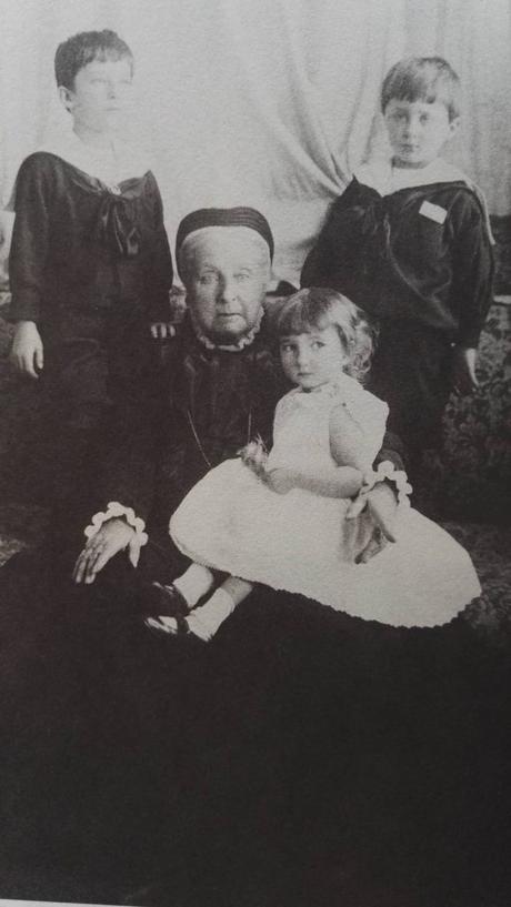 Clémentine entourée de ses petits-enfants bulgares : Boris, Kyril et Evdokija (Collection D. Carlos Tasso)