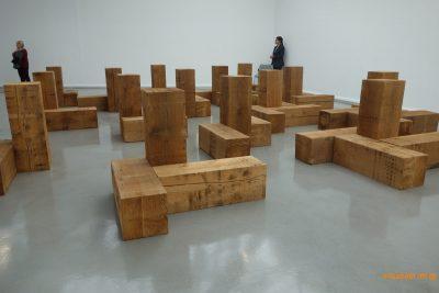 Carl Andre, Uncarved Blocks, 1975 (détail), Vue de l’exposition Carl Andre, Sculpture as place, 1958-2010,