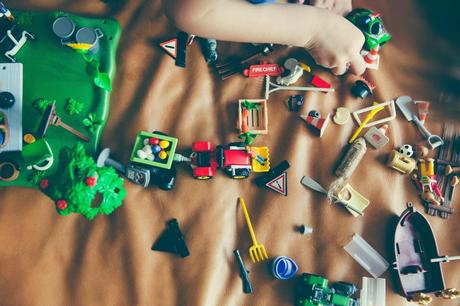 Héritage Amérindien et théorie du genre child boy toys children happy play