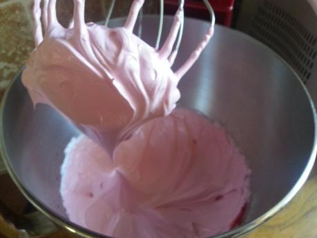Meringues au chewing-gum la meringue prête à être mise dans la poche à douille
