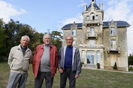 Les témoins posent devant la villa Fort Louis, qui abritait la famille de Franck Delmas. Témoignages : ils racontent le travail à