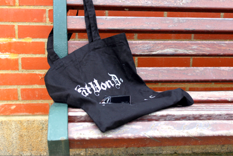 Kat von D -Studded Kiss Lipstick – Underage Red blog-beaute-nantes-tote-bag-kat-von-d