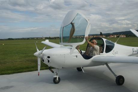 L'avion LYNX : un moteur rotatif propre et économique ; un train d'atterrissage rétractable très sécurisant.