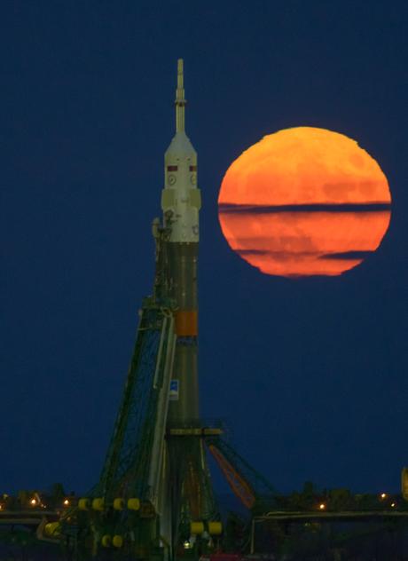 La super Lune du 14 novembre vient de se lever, au-dessus du pas de tir de la fusée Soyouz, au cosmodrome de Baikonour, où vont embarquer trois astronautes (parmi lesquels le français Thomas Pesquet), le 17 novembre - Crédit : NASA, Bill Ingalls