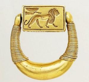 bague egyptienne en or avec cartouche de lion