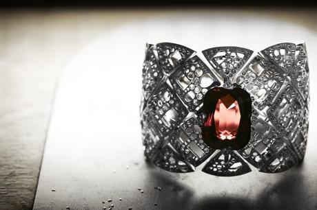 CHANEL Horlogerie remporte le Grand Prix d’Horlogerie de Genève dans la catégorie Joaillerie signature-grenat-watch-12-colour