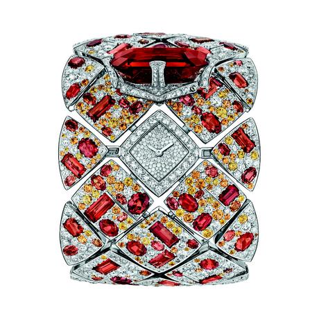 CHANEL Horlogerie remporte le Grand Prix d’Horlogerie de Genève dans la catégorie Joaillerie montre-les-ternelles-de-chanel-signature-grenat-ouverte