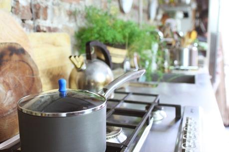 Cette pâte à modeler durcit en 24h et répare tout sur son passage. Cette pâte à modeler durcit en 24h et répare tout sur son passage.