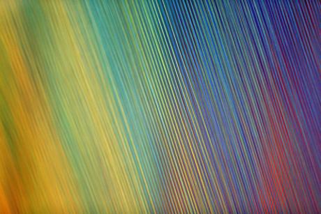 Un arc-en-ciel fait de fil à broder inspirationsgraphiques-toledo-museum-of-art-artiste-gabriel-dawe-installation-fil-broder-multicolore-arc-en-ciel-plexus-no35-03
