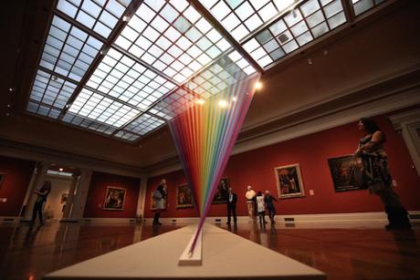 Un arc-en-ciel fait de fil à broder inspirationsgraphiques-toledo-museum-of-art-artiste-gabriel-dawe-installation-fil-broder-multicolore-arc-en-ciel-plexus-no35-02