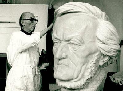 Arno Breker modelant le buste de Richard Wagner