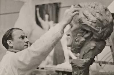Arno Breker modelant le buste de Richard Wagner