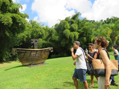 International curators forum : le programme des visites Devant la Vision des Vaincus de Victor Anicet dans les jardins de l'Habitation Saint - Etienne