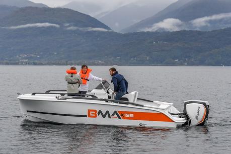 Bateau BMAx199 propulsé par un moteur Evinrude customisé aux couleurs du bateau