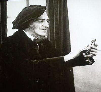 Le personnage de Wagner en ouverture du premier film connu consacré à Louis II de Bavière. Le Roi et Sisi. La mort du Roi. Le personnage de Wagner en ouverture du premier film connu consacré à Louis II de Bavière. Le Roi et Sisi. La mort du Roi.