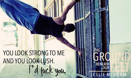Release Blitz : C'est le jour J pour The Ground beneath our feet de Leslie McAdam Man doing parkour in the city on a sunny day