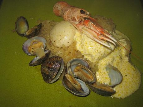 choucroute de la mer: crustacés et fruits de mer, sauce au beurre citronné