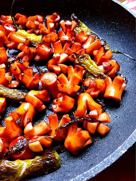 Saucisses « Knackis » de poulet sublimées en forme de fleurs légèrement caramélisées à la sauce d’huître et aux piments de Padrón : celles de mon enfance ! Knackis de poulet à la Mauricienne