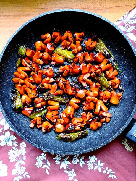 Saucisses « Knackis » de poulet sublimées en forme de fleurs légèrement caramélisées à la sauce d’huître et aux piments de Padrón : celles de mon enfance ! Knackis au poulet à la Mauricienne