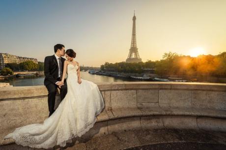 10 façons d’ajouter valeurs des vacances pour destination mariage mariage destination Tour eiffel paris coucher solei.jpg