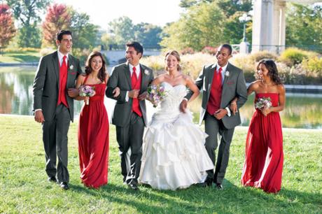 10 façons d’ajouter valeurs des vacances pour destination mariage garçons d'honneur tuxedo gris+robe rouge.jpg