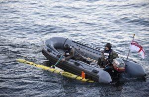 Un zodiac de la Royal Navy transporte un drone sans pilote sous-marin (UUV) REMUS 600 vers la zone d'opérations. Source : Ministère de la défense britannique.