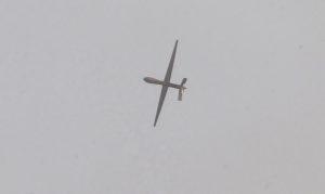 Un drone américain au-dessus de Kobané est photographié depuis Suruc, dans la province de Sanliurfa, le 13 octobre 2014. REUTERS/Umit Bektas.