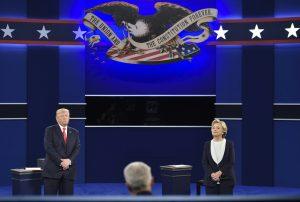 Donald Trump et Hillary Clinton pendant leur deuxième débat présidentiel, le 9 octobre 2016. Source : Paul J. Richards / AFP