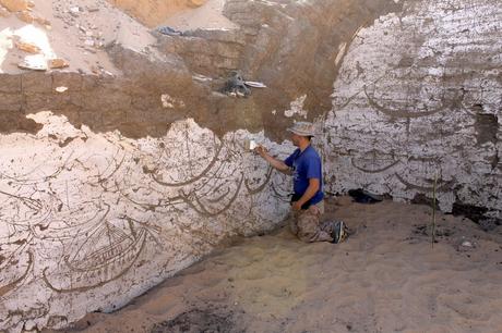 Le bateau du pharaon et les 120 dessins Dégagement des dessins (fond de la cavité)